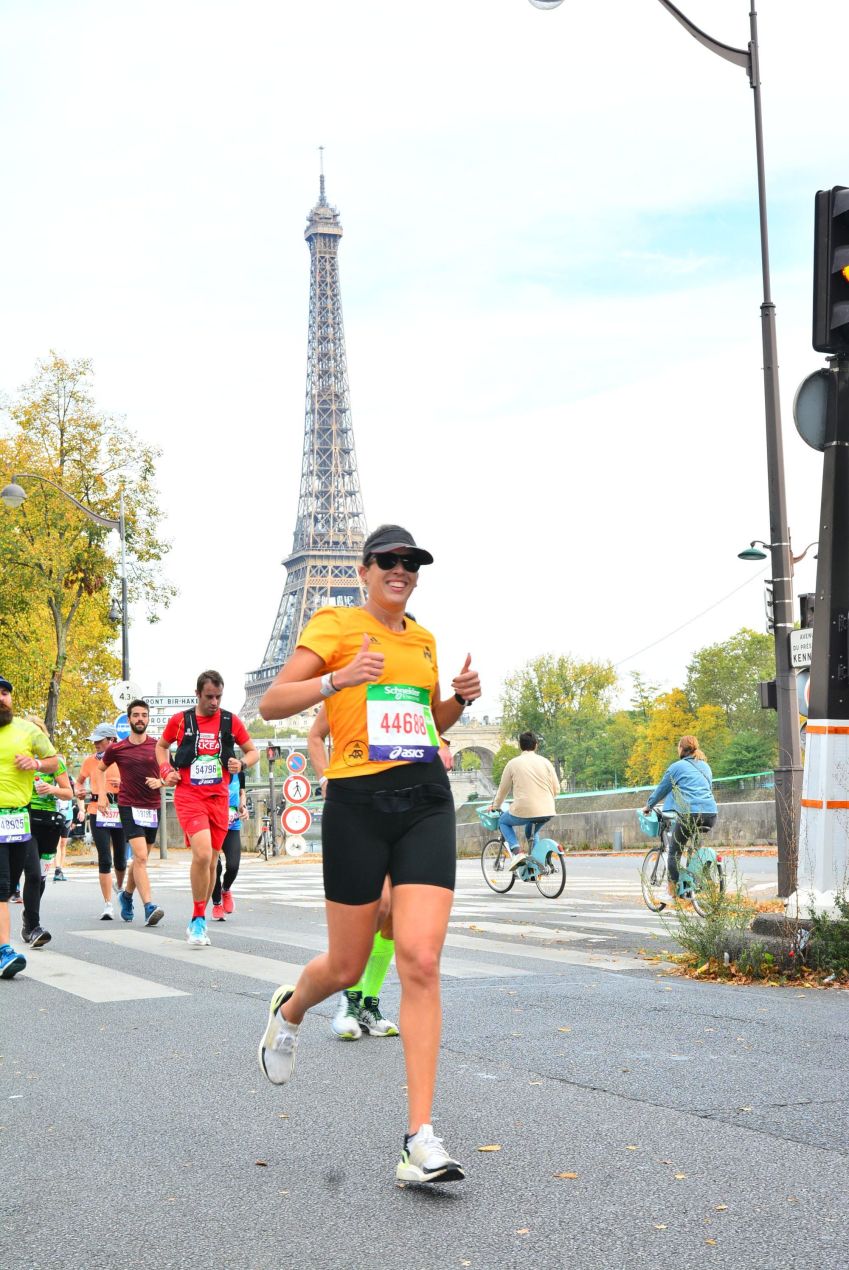 Mariana Marins correu sua primeira maratona em Paris, em 2021, e repetirá o feito em 2024, na maratona dos Jogos Olímpicos / Arquivo pessoal
