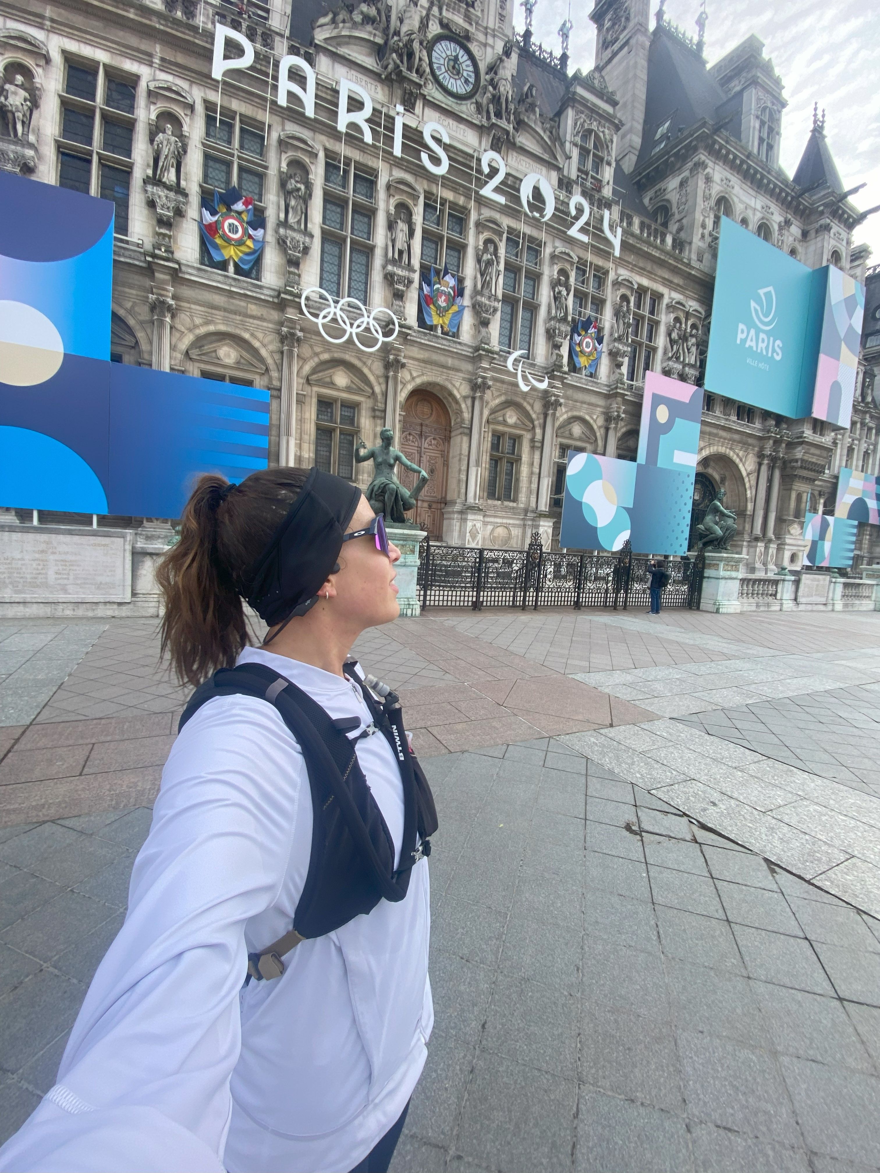 Mariana Marins mora em Paris há dois anos; na foto, ela está no Hôtel De Ville, prefeitura de Paris, onde será dada a largada da maratona olímpica/ Arquivo pessoal