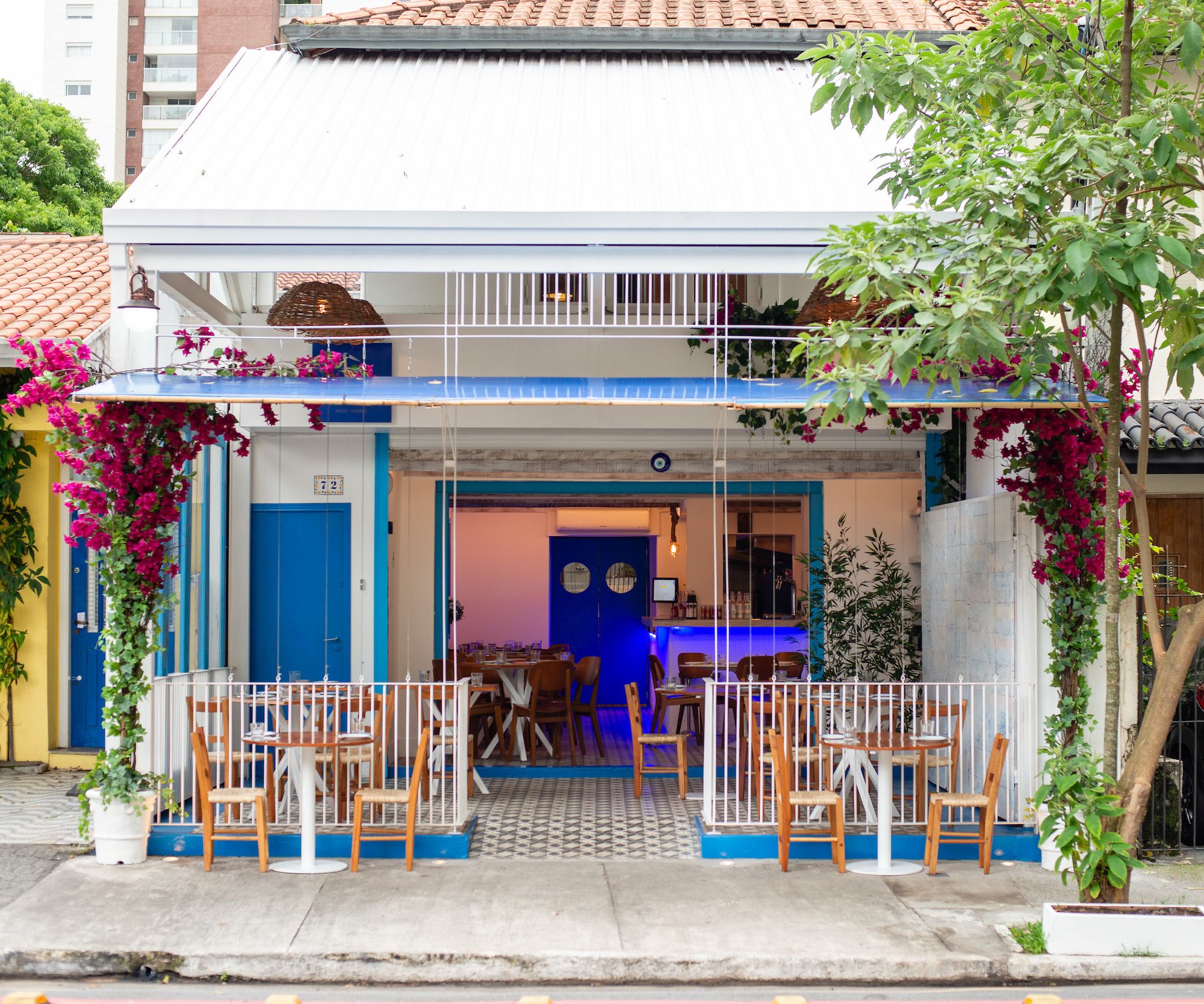 Fachada da Petros Greek Taverna, em Pinheiros