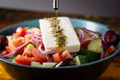 Salada com queijo feta, pepino, cebola roxa, pepino e azeitona