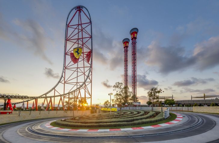 Parque temático conta com circuito de corridas, montanha-russa e torres de queda livre / PortAventura World