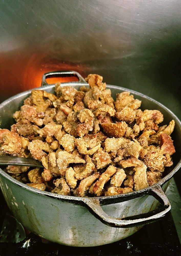 Paciência: esse é o principal ingrediente para fazer a pururuca do Rei do Torresmo, no Mercado Central. Toda semana, 200 quilos de toucinho vão parar na estufa do tradicional boteco belo-horizontino / Carolina Daher