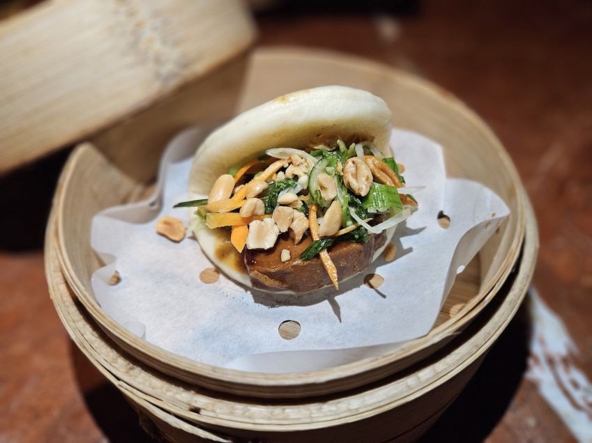 Bun taiwanês de barriga suína, picles de legumes, amendoim e coentro montado no pão cozido no vapor / Fabio Wright