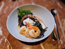 massa de tinta de lula ao estilo udon com frutos do mar e molho cremoso de marisco