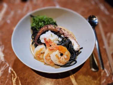 massa de tinta de lula ao estilo udon com frutos do mar e molho cremoso de marisco