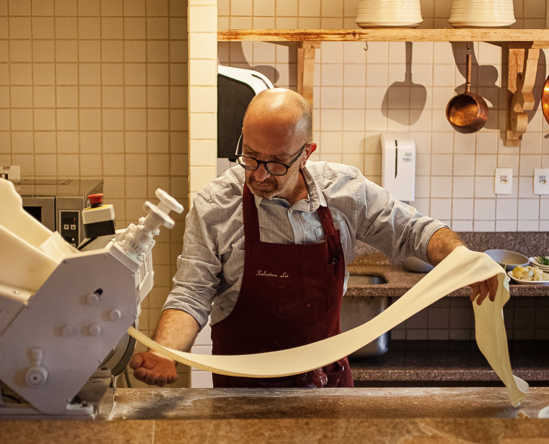 Chef Salvatore Loi na cozinha do Vezzoso Cucina