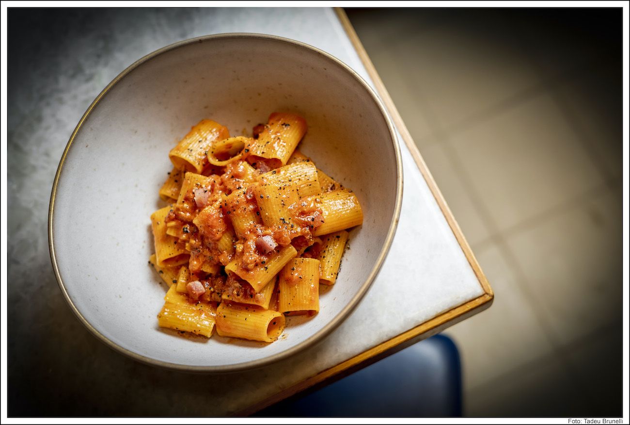 Gigantone Amatriciana do Trattorita, com san marzano, pancetta artesanal e pecorino / Tadeu Brunelli
