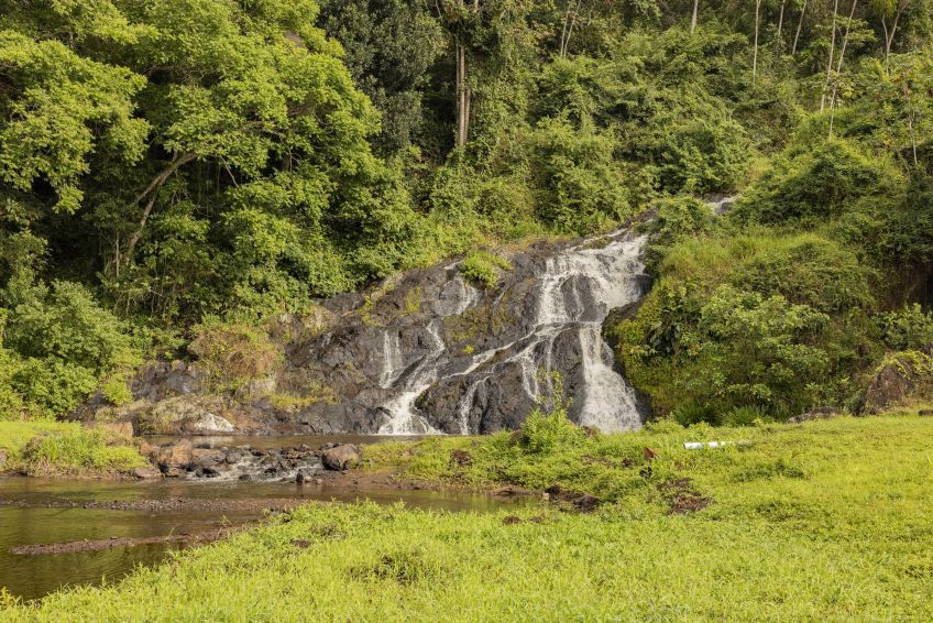 Cena do primeiro beijo entre os protagonistas foi gravada na cachoeira que fica dentro da Fazenda Renascer / Fabio Rocha/TVGlobo
