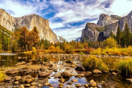 Yosemite fica nas montanhas da Serra Nevada, na Califórnia, EUA. Famoso por suas sequoias antigas e gigantescas, pelo Tunnel View, pela famosa vista da imponente Bridalveil Fall e pelas falésias de granito de El Capitan e Half Dome.