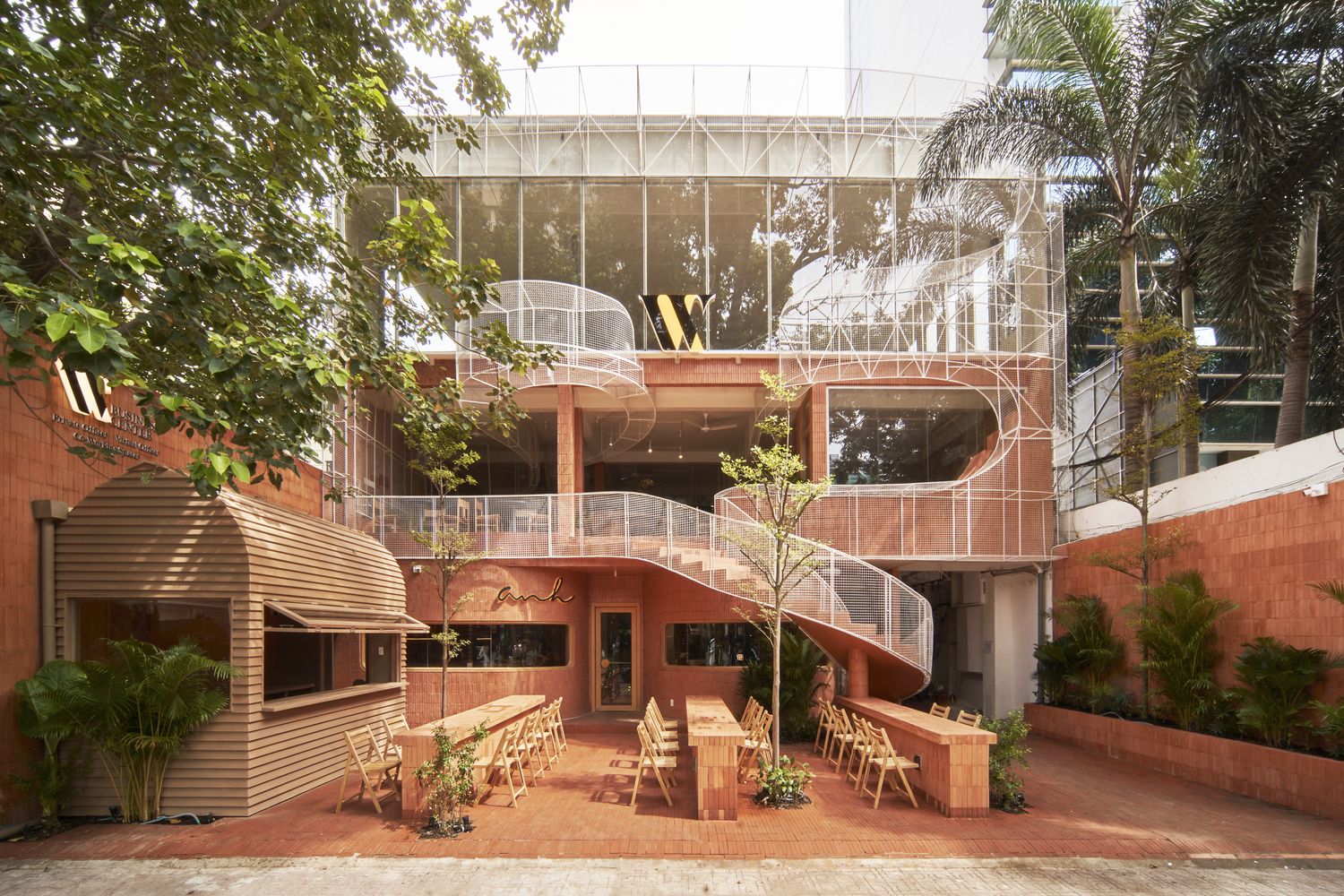 Anh Coffee Roastery em Ho Chi Minh City, Vietnã. A fachada da loja foi inspirada no solo vulcânico vermelho-basalto encontrado na região central das Terras Altas do Vietnã, o principal distrito cafeeiro do país.