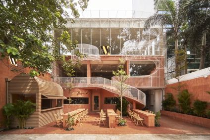 Anh Coffee Roastery em Ho Chi Minh City, Vietnã. A fachada da loja foi inspirada no solo vulcânico vermelho-basalto encontrado na região central das Terras Altas do Vietnã, o principal distrito cafeeiro do país.