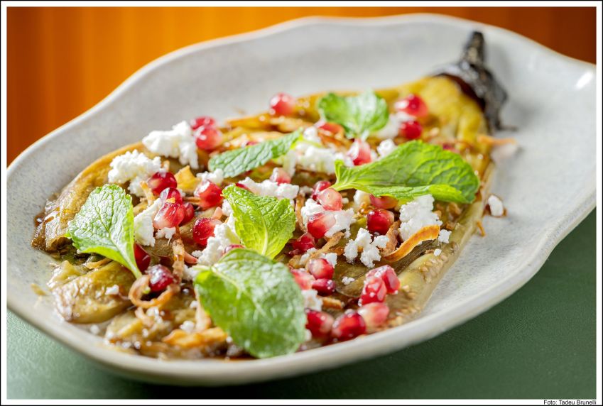 Beringela com feta, romã, hortelã, cebola e balsâmico / Tadeu Brunelli