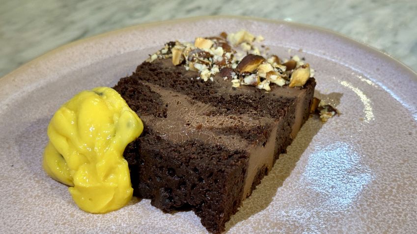 Bolo de chocolate com maracujá / Tina Bini
