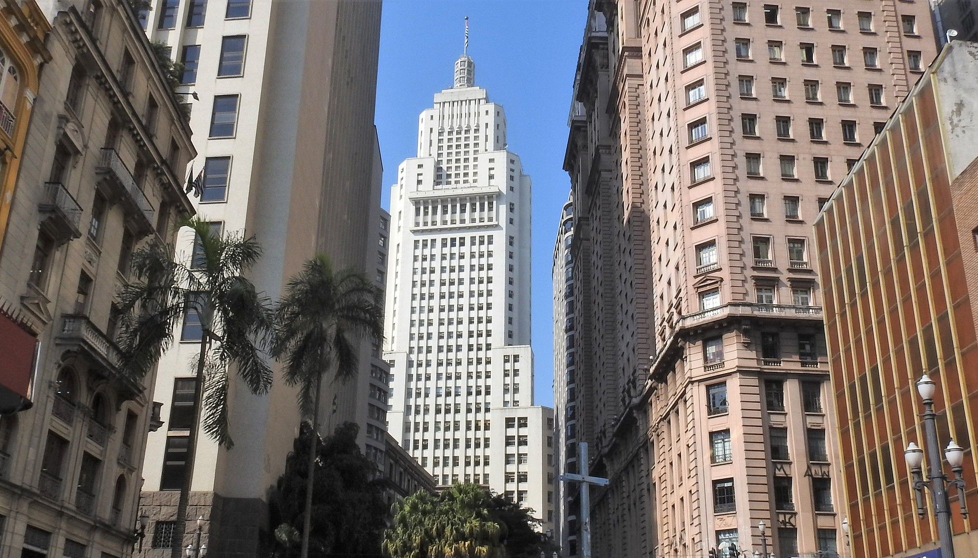 Centro de São Paulo, com destaque para o Farol Santander