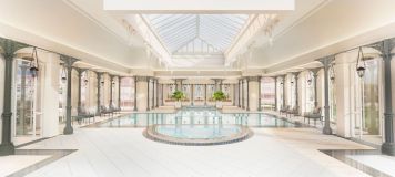 Piscina principal do Disneyland Hotel, em Paris