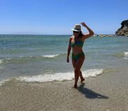 Daniela Filomeno na praia do Sani Resort, complexo banhado pelo Mar Egeu