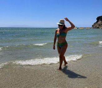 Daniela Filomeno na praia do Sani Resort, complexo banhado pelo Mar Egeu