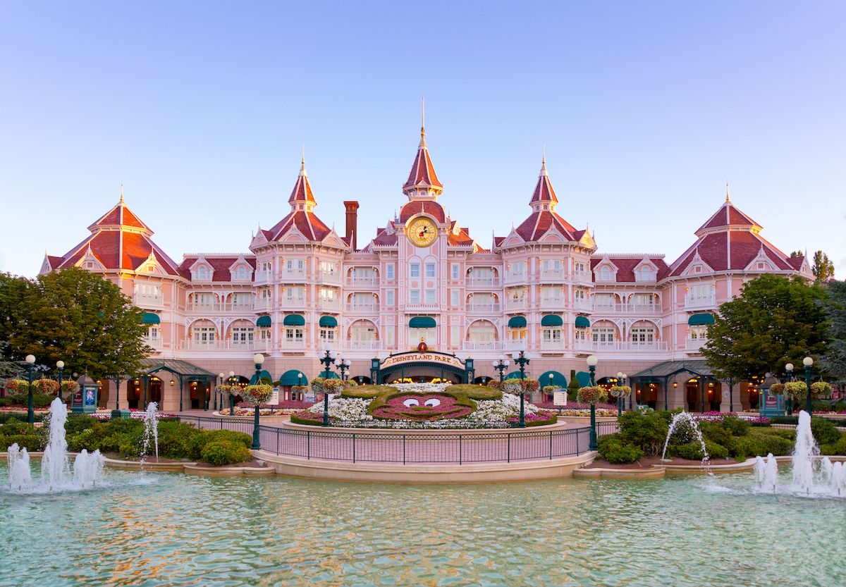 Fachada do Disneyland Hotel, em Paris