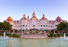 Fachada do Disneyland Hotel, em Paris