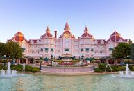 Hotel 5 estrelas da Disney em Paris reabre com foco na “realeza” da marca