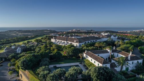 Vista aérea da Finca Cortesin, que abrange hotel, beach club e campo de golfe na costa da Andaluzia, na Espanha