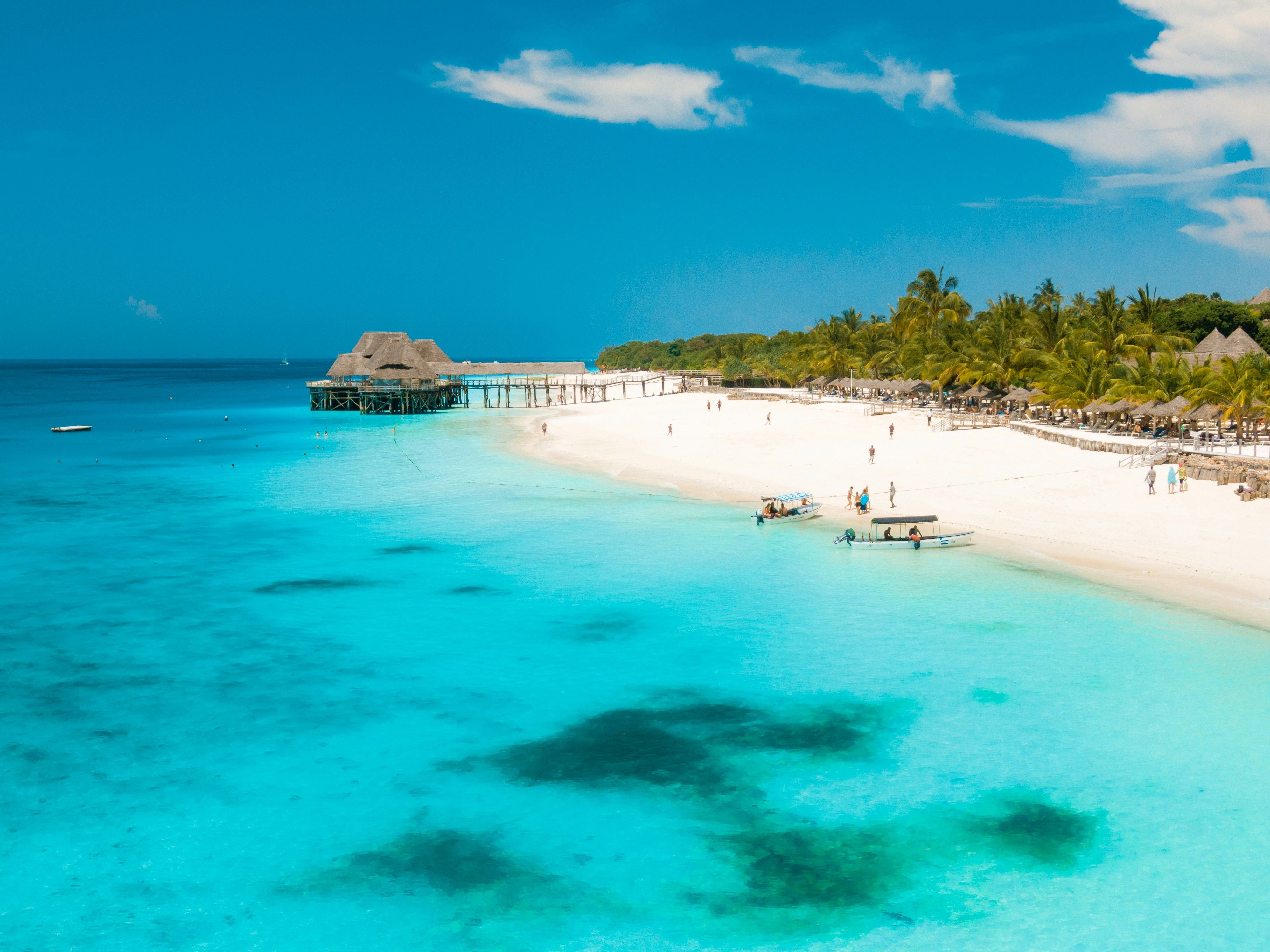 As águas cintilantes do Oceano Índico cercam as costas de Zanzibar