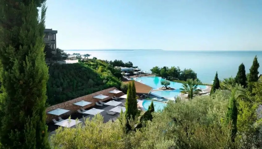 Destaque para piscinas e águas azuis do Mar Egeu no Ikos Oceania, parte da rede de resorts Ikos / Reprodução/Site