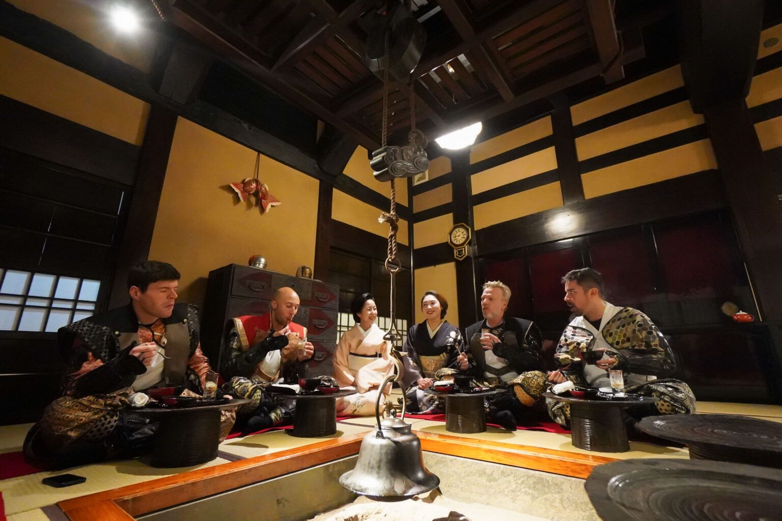 Como parte da experiência daimyo, os visitantes recebem uma apresentação musical privada/ Odawara-Castle-Japan