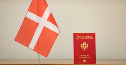 A Ordem Militar Soberana de Malta mantém relações diplomáticas plenas com 113 Estados, que aceitam os passaportes diplomáticos como documento de viagem válido.