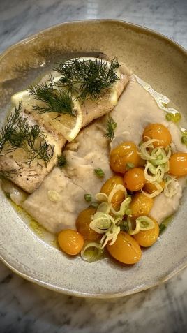 Peixe do dia com purê de feijão branco / Tina Bini