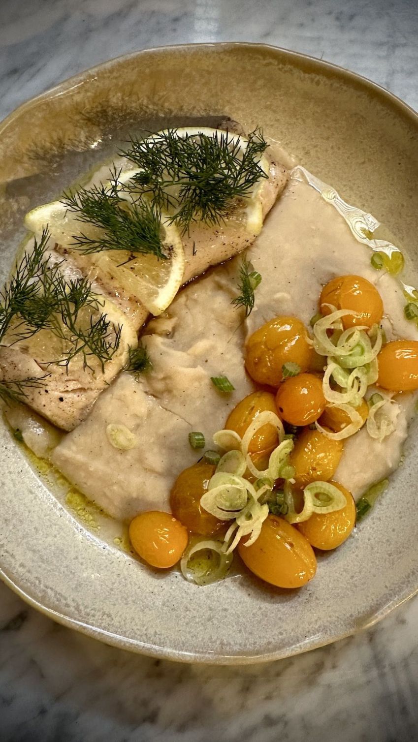 Peixe do dia com purê de feijão branco / Tina Bini