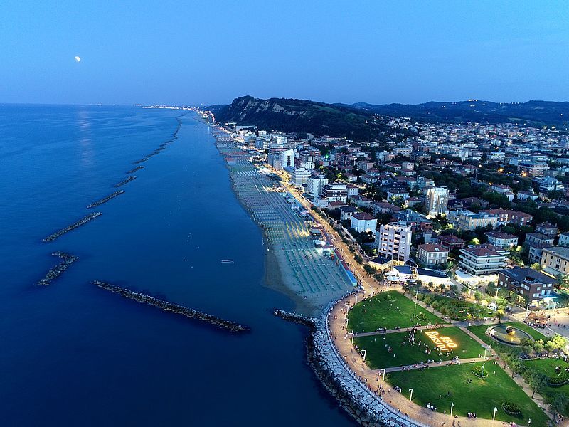 Imagem aérea da costa de Pesaro, cidade italiana em frente ao Mar Adriático / Reprodução/Site Comune di Pesaro