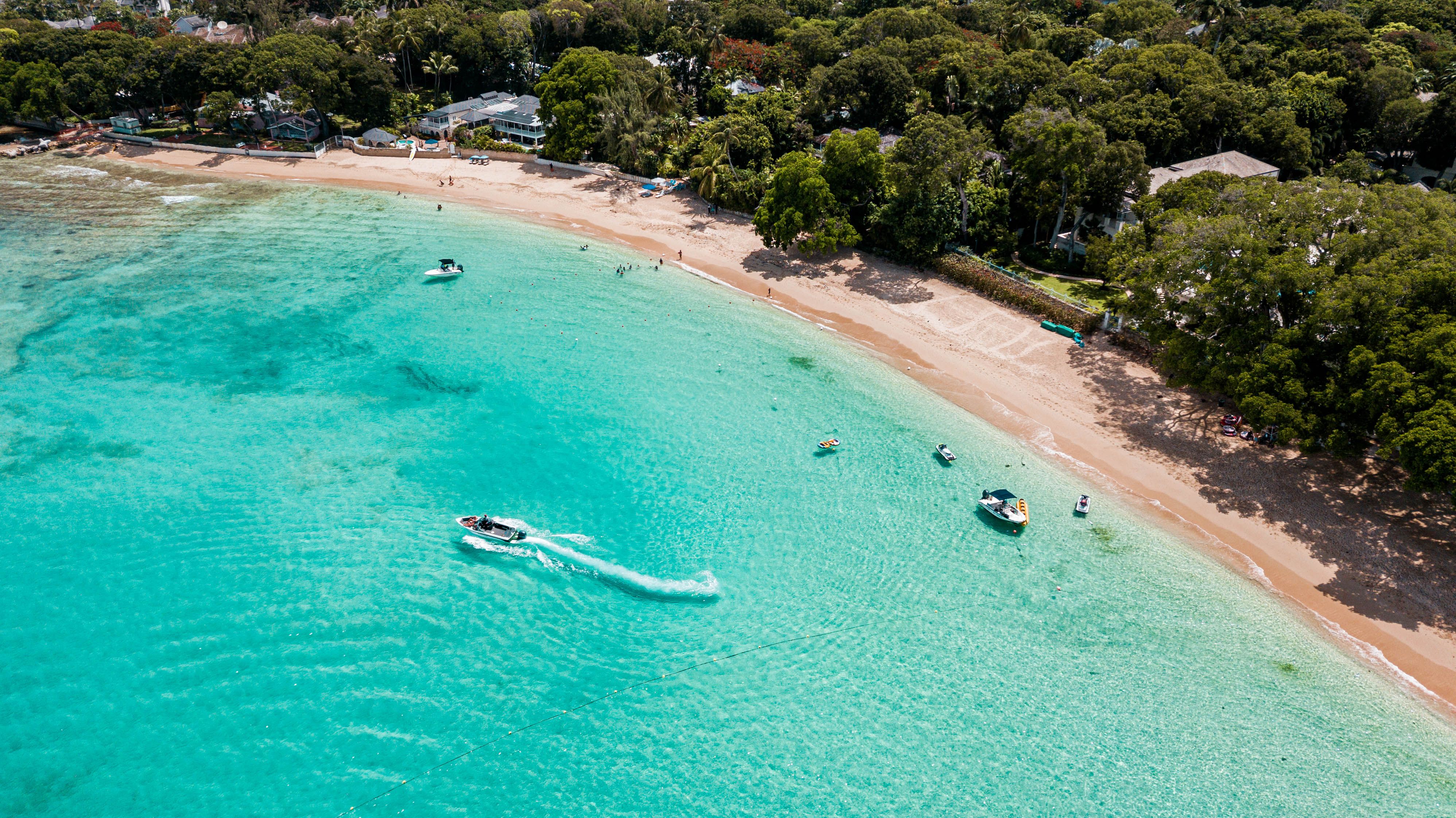 Ilha mais a leste do Caribe, Barbados possui praias de águas transparentes