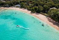 País de Rihanna, Barbados é sinônimo de rum e de águas azuis