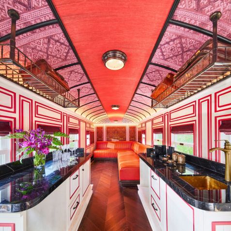 Além de suítes de luxo, o resort também abriga um spa, um clube infantil e três restaurantes e bares