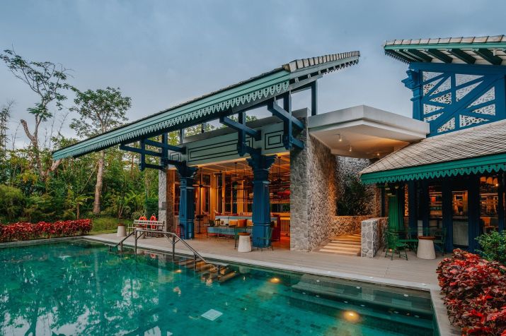 Existem suítes interligadas com beliches para grupos maiores, enquanto outras possuem varandas com vista para o lago e piscinas privativas./ Divulgação/InterContinental Khao Yai Resort
