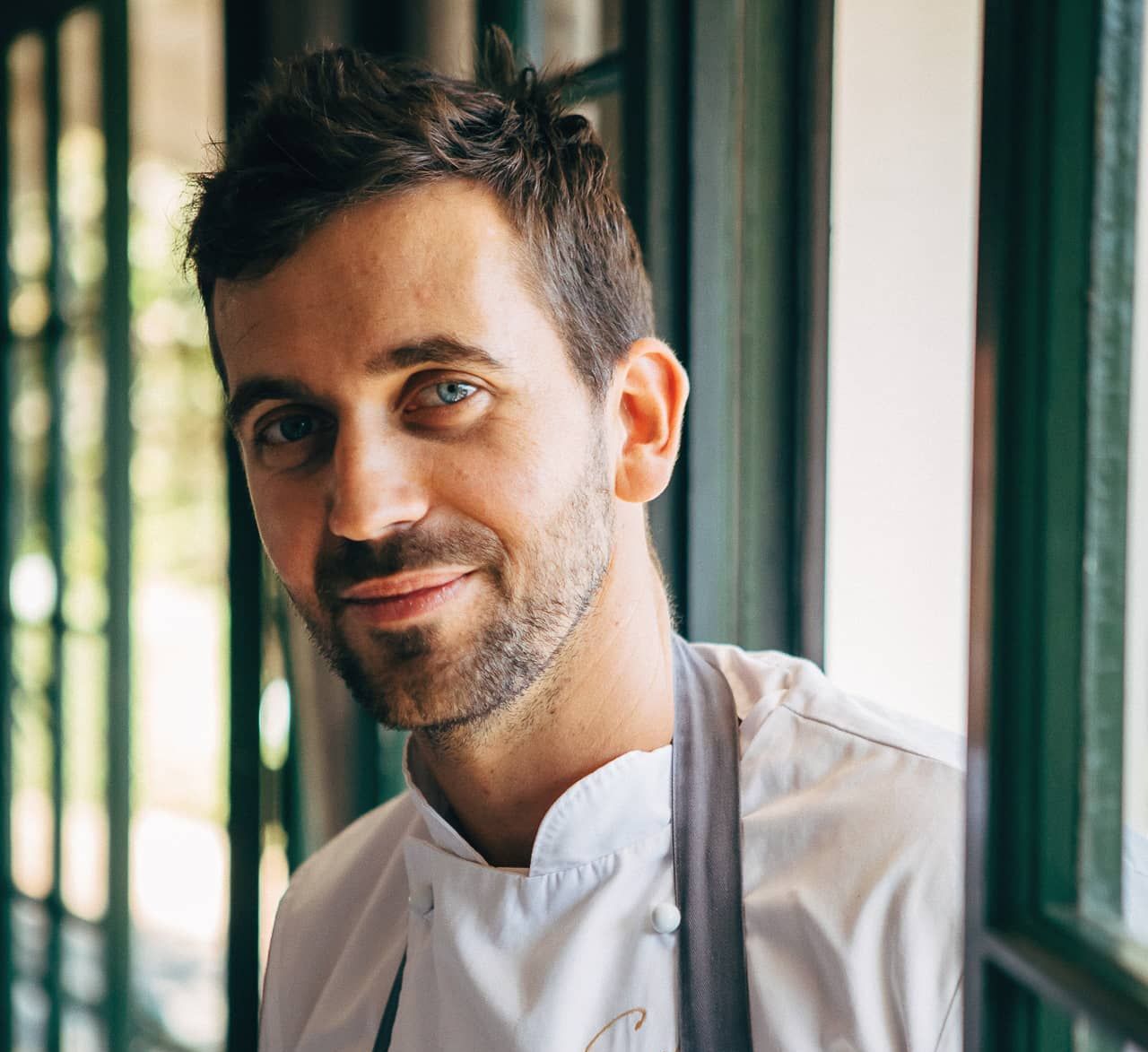 Ryan Cole, chef do Salsify at the Roundhouse, foi duplamente premiado pela “Eat Out” 2023. Ele levou o prêmio de “Woolworths Financial Services Chef of the Year” e, também, o “Birkenstock Chef of the Year” por seu compromisso com o desenvolvimento da gastronomia na África do Sul.