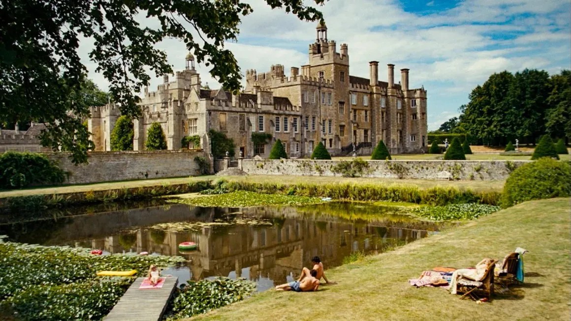 Os visitantes têm aparecido em massa na Drayton House, a mansão inglesa onde o hit "Saltburn" foi filmado.