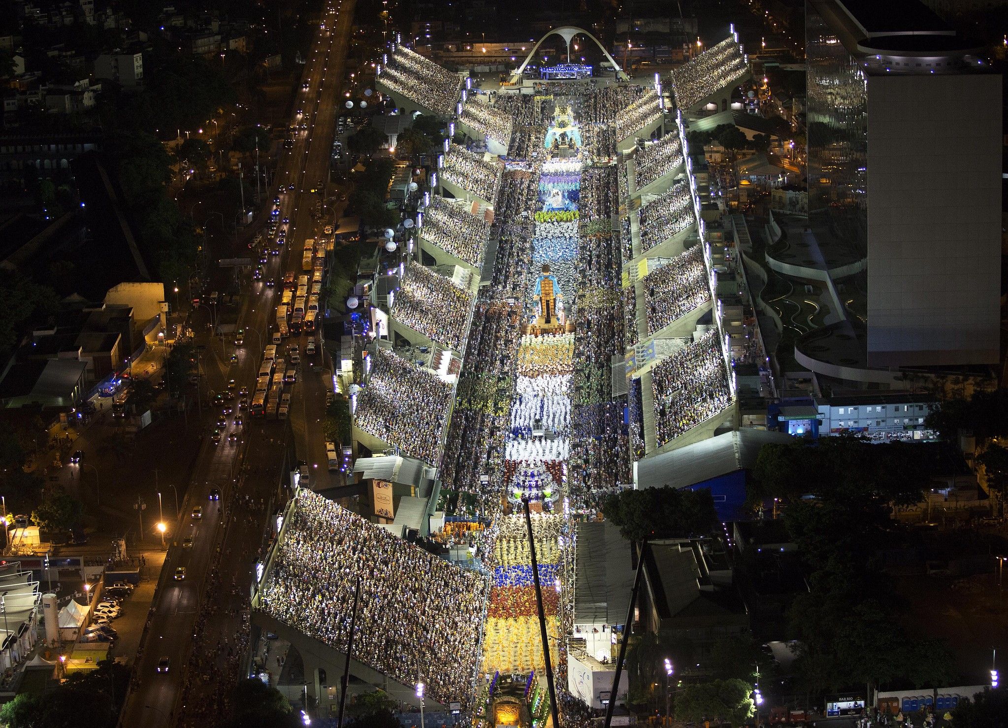 Vista aérea do desfile da Portela na Sapucaí no Carnaval de 2016 / Fernando Maia/Riotur