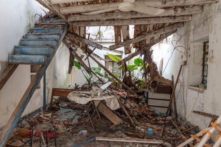 Uma casa abandonada em Yim Tin Tsai, uma ilha agora deserta que hoje acolhe um festival anual de artes. / tefan Irvine/Blue Lotus Gallery, Hong Kong