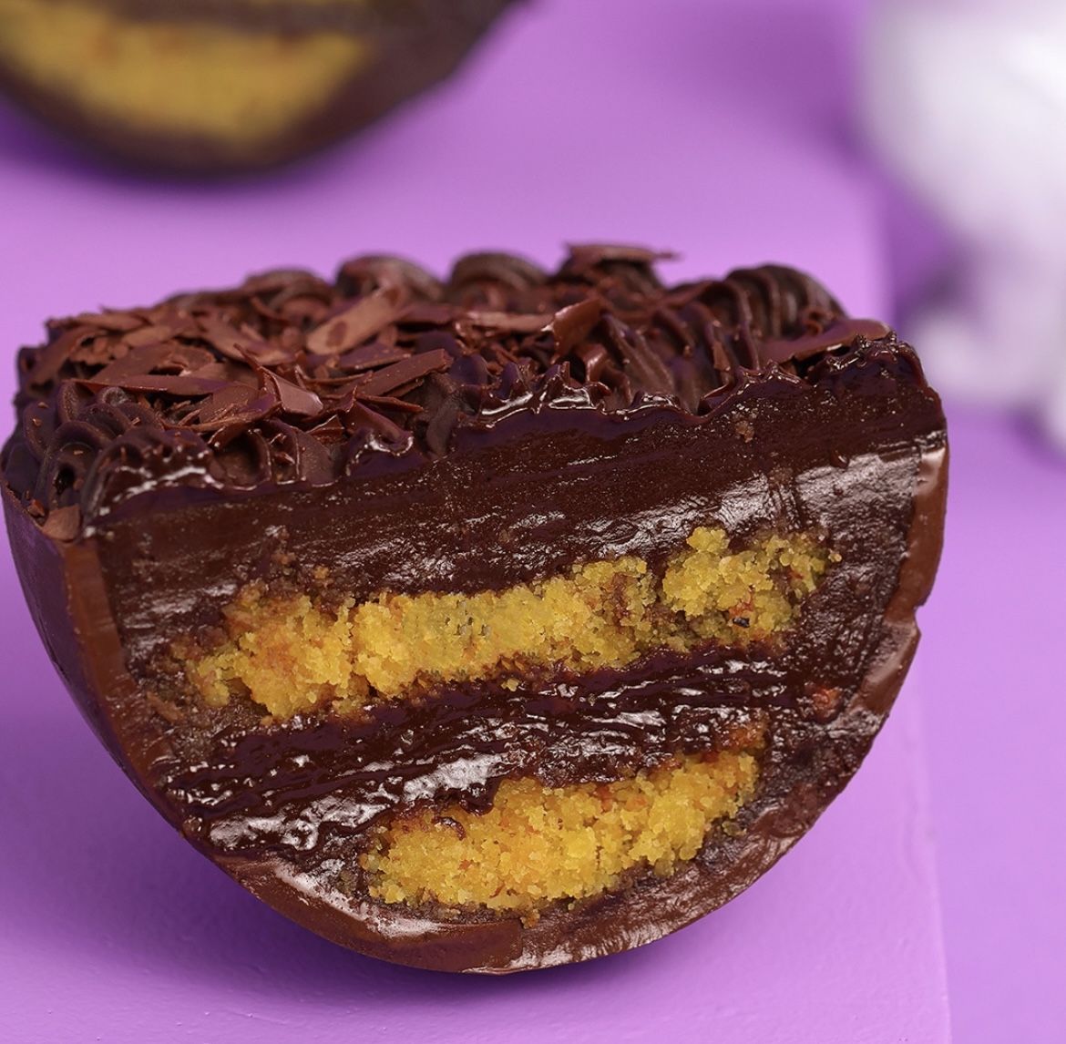 Bolo de cenoura com brigadeiro vegano da A  Dora Adora é uma das opções do catálogo de Páscoa deste ano / Reprodução Instagram