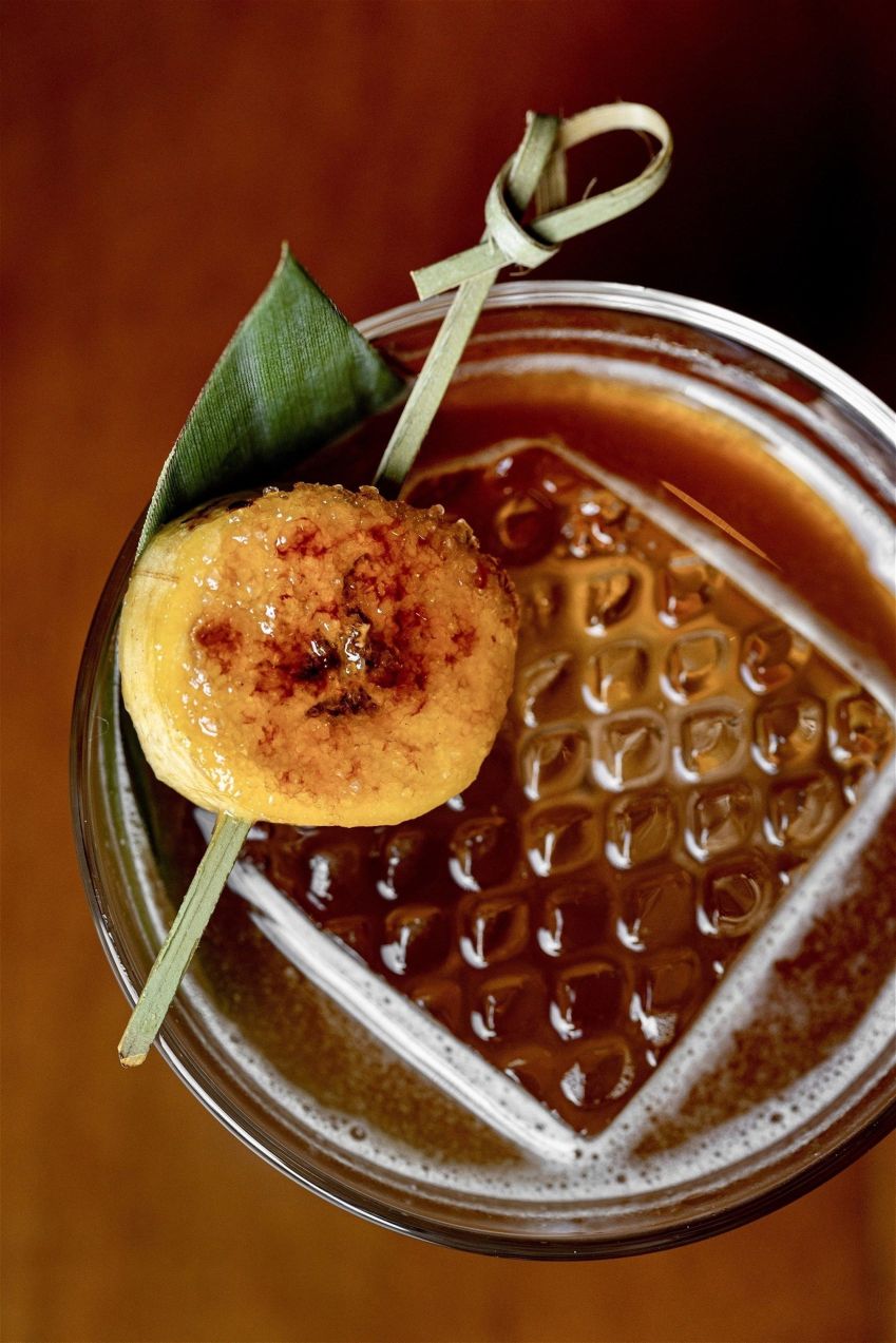 Animus lançou carta de drinques autorais. Na foto, o Pacovã, que leva rum Añejo infusionado com banana, baunilha do cerrado, caramelo salgado, Averna e limão / Thays Bittar