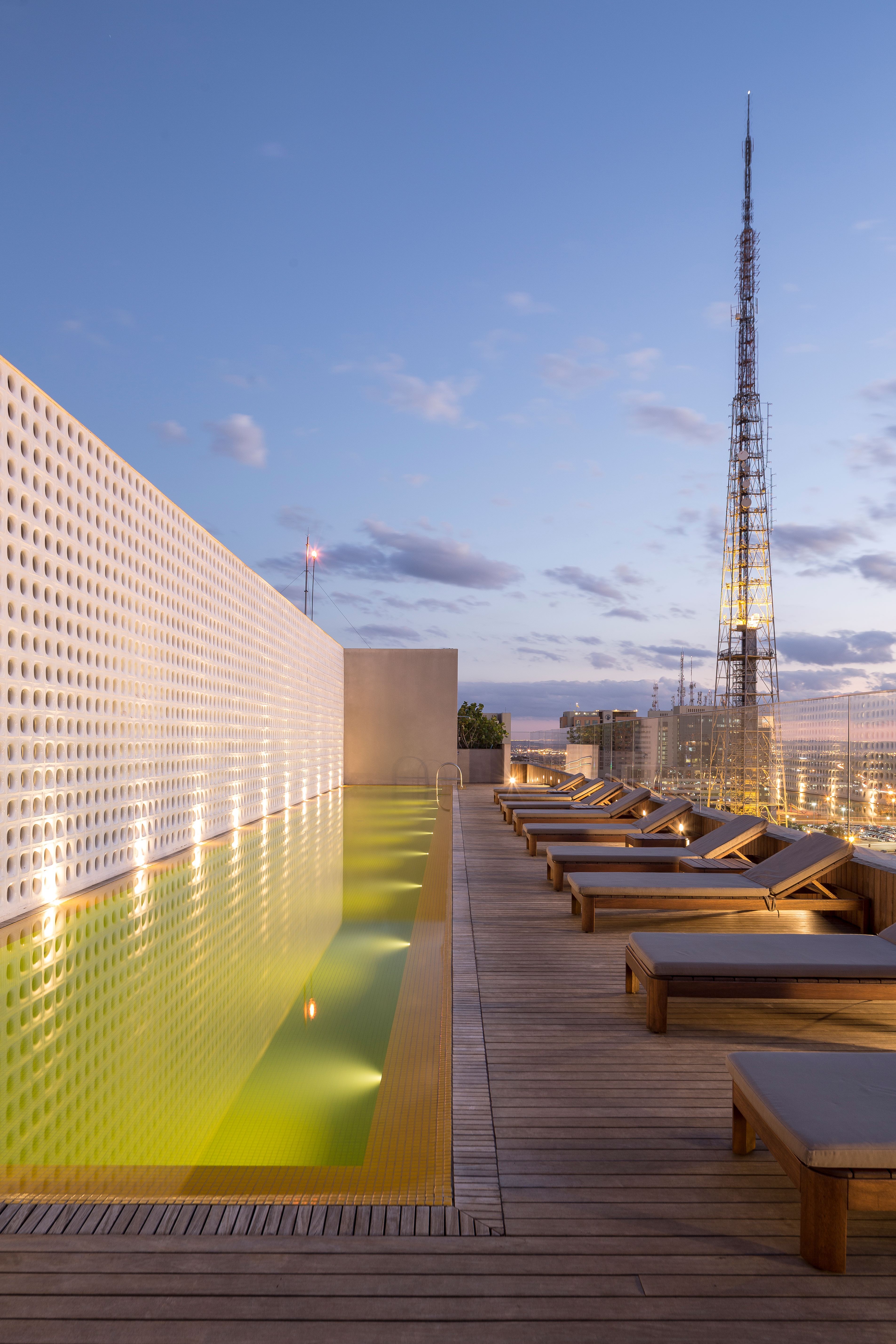 Rooftop onde fica a piscina e o Bar 16 / Divulgação