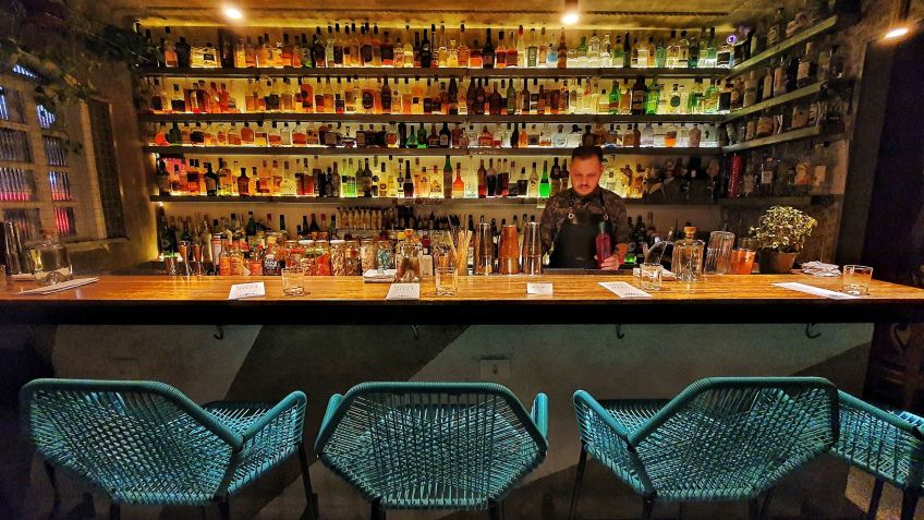 Balcão do Mykola Bar, ótimo local para um primeiro encontro / Caroline Grimm