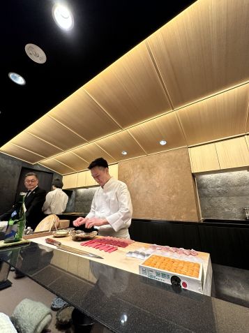 Balcão do restaurante Ajuuta, em Tóquio, que recebe apenas oito pessoas por noite outra indicação do chef Gerard Barberan / Arquivo pessoal