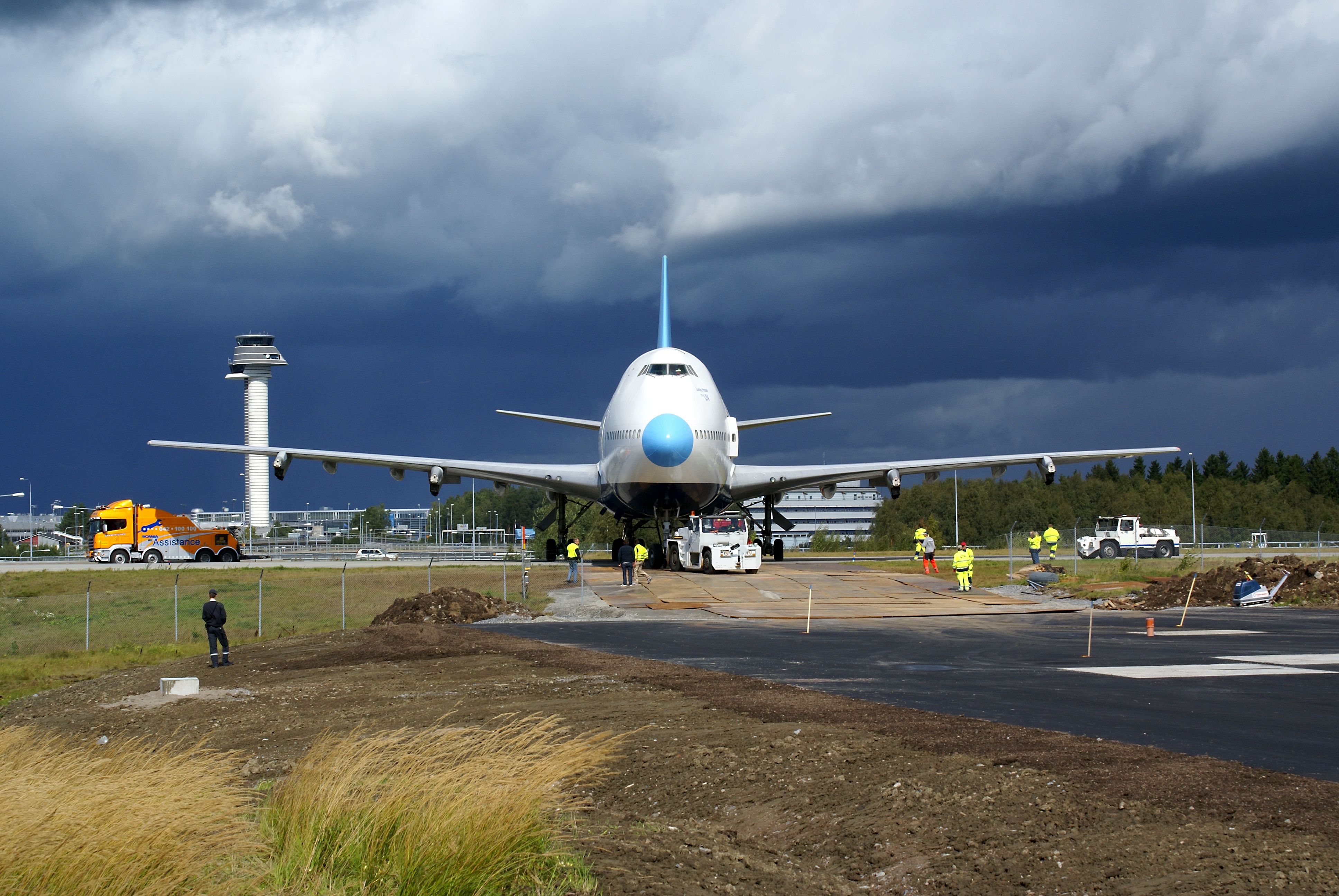 Aeronave fica fixada a poucos metros da pista do Aeroporto de Estocolmo / Divulgação/Jumbo Stay