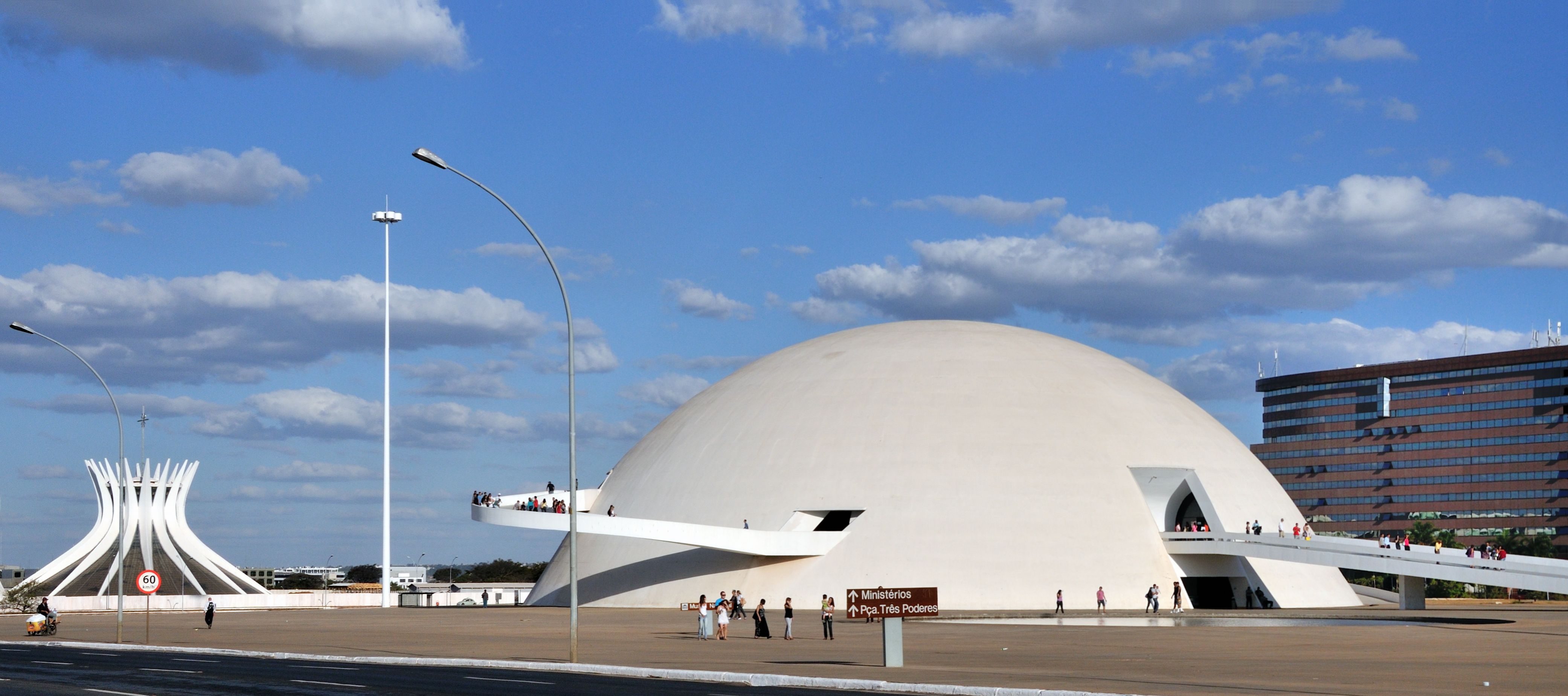 O Museu Nacional da República (MuN) faz parte do Conjunto Cultural da República, juntamente com a Biblioteca Nacional de Brasília. / Cayambe/Wikimedia Commons