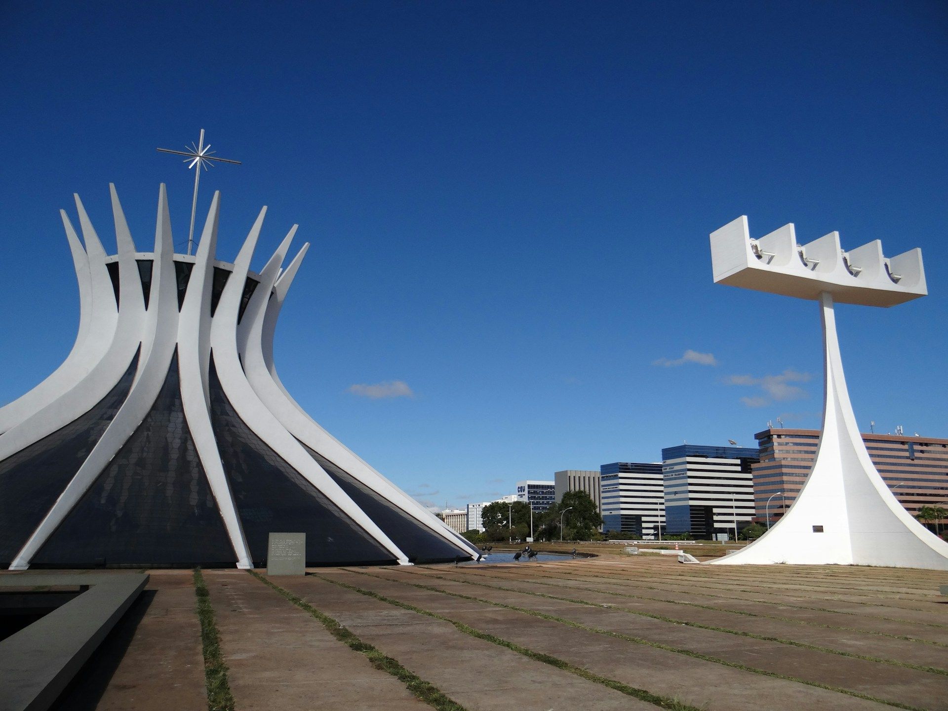 Catedral de Brasília é um dos marcos no Eixo Monumental