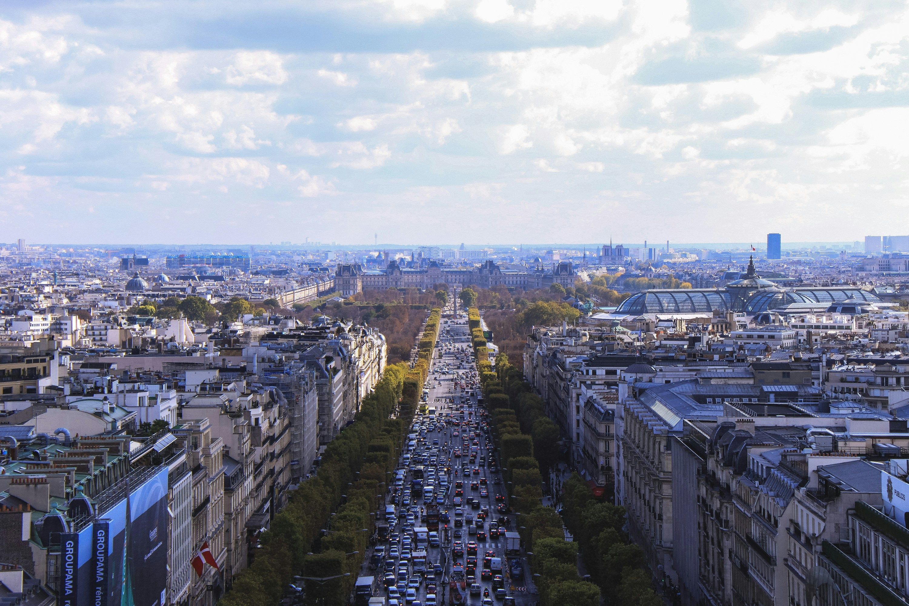 A Champs-Élysées é lar de uma variedade de lojas de luxo, boutiques de moda e lojas de souvenires / Pedro Gandra/Unsplash