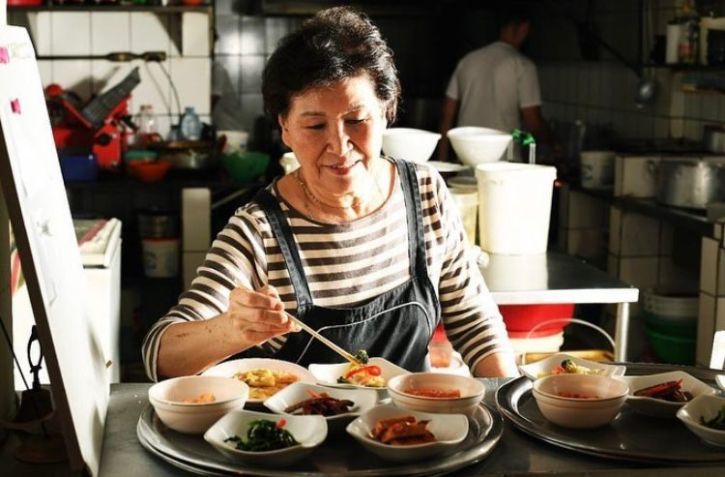 Hea Ja Shin Co, mais conhecida como Dona Regina, trabalha diariamente em seu restaurante / Ivan Pacheco/Divulgação